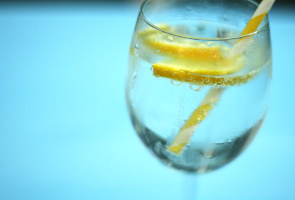 Selbstgemachtes erfrischendes Zitronenwasser