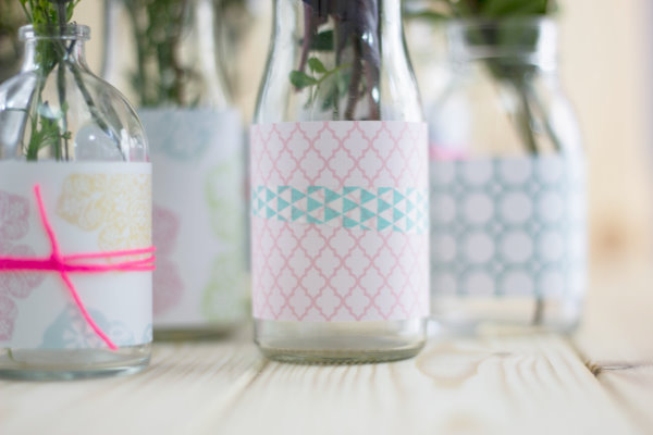 Flaschen und Gläser werden mit Papier zu hübschen DIY Vasen