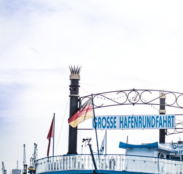 Grosse Hafenrundfahrt an den Landungsbrücken in Hamburg