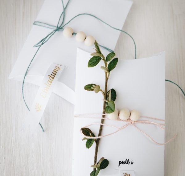 Anleitung für eine hübsche selbstgemachte Einladung mit bedrucktem Geschenkband inklusive Vorlage für eine Pillow-Box zum Ausdrucken.  By http://titatoni.blogspot.de/