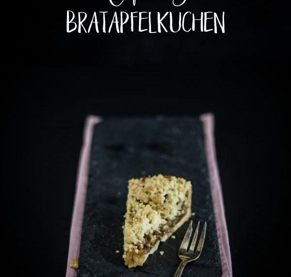 Rezept für einen einfachen Apfelkuchen - ein Familienrezept mit Bratapfel-Füllung! By titatoni.de