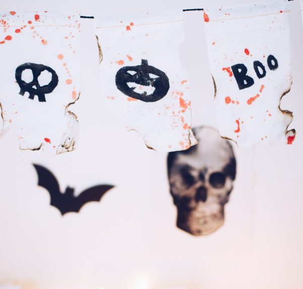 Halloween Dekoration selber machen: Anleitung für eine gruselige Wimpelkette mit Kartoffeldruck. Happy Crafting by titatoni.de