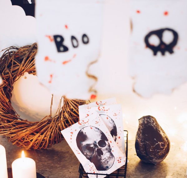 Halloween Deko selber machen: Anleitung für eine einfache, schaurig-schöne Wimpelkette mit Kartoffeldruck. Happy Crafting by titatoni.de