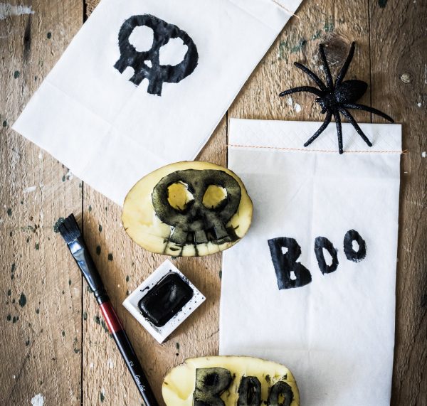 DIY Halloween Dekoration - Schritt 4: Anleitung für eine schaurige Wimpelkette mit Kartoffeldruck. Happy Crafting by titatoni.de