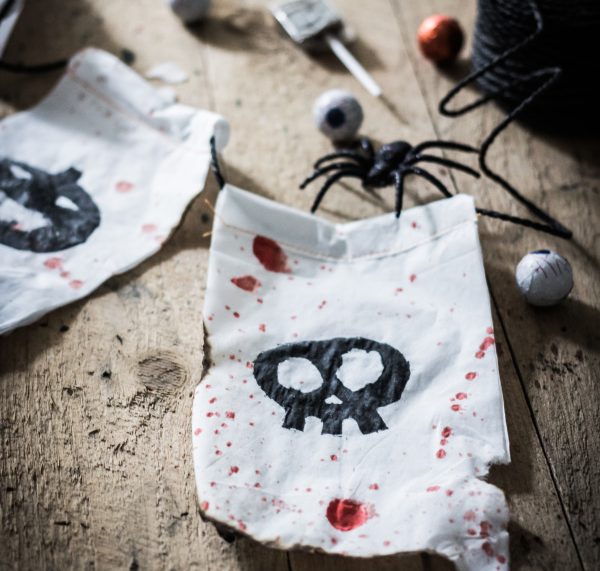 Halloween Deko selber machen: Anleitung für eine schaurige DIY Wimpelkette aus Tempo-Taschentüchern. Happy Crafting by titatoni.de