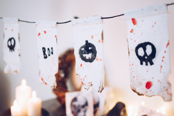 Do it yourself Halloween Dekoration: Anleitung für eine selbstgemachte Wimpelkette aus Tempo-Taschentüchern. Happy Crafting by titatoni.de