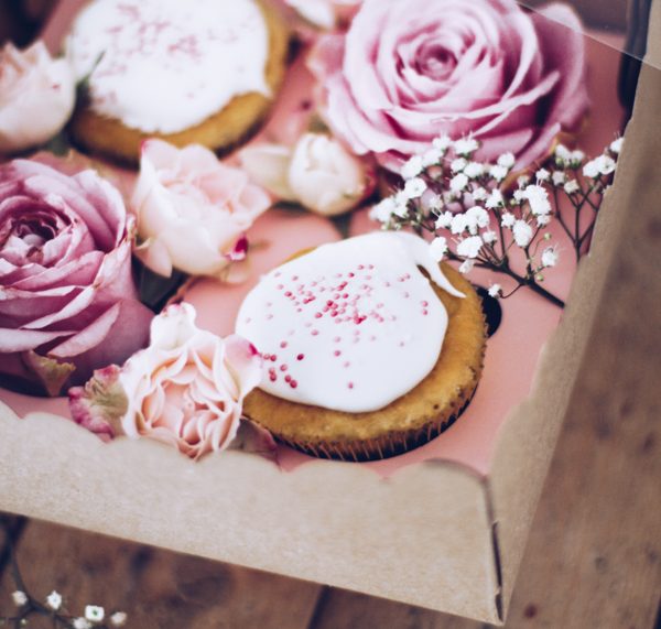 DIY Geschenke aus der Küche hübsch verpacken – schöne selbstgemachte Geschenkverpackung für Muffins mit frischen Rosen. titatoni.de