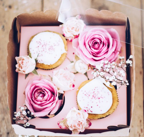 DIY Geschenke aus der Küche hübsch verpacken – schöne Geschenkverpackung mit frischen Rosen. titatoni.de