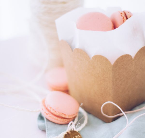 Geschenke aus der Küche hübsch verpacken – Verpackungsidee um Macarons schön zu verschenken. titatoni.de