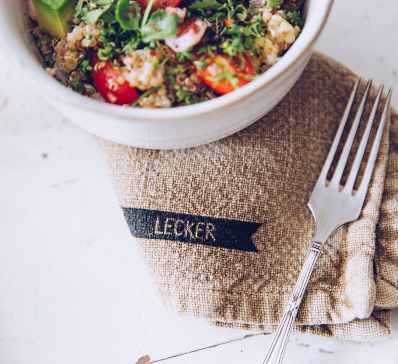 Lecker: Salat mit Avocado, Quinoa, Krabben und würzigem Sumach-Dressing. titatoni.de