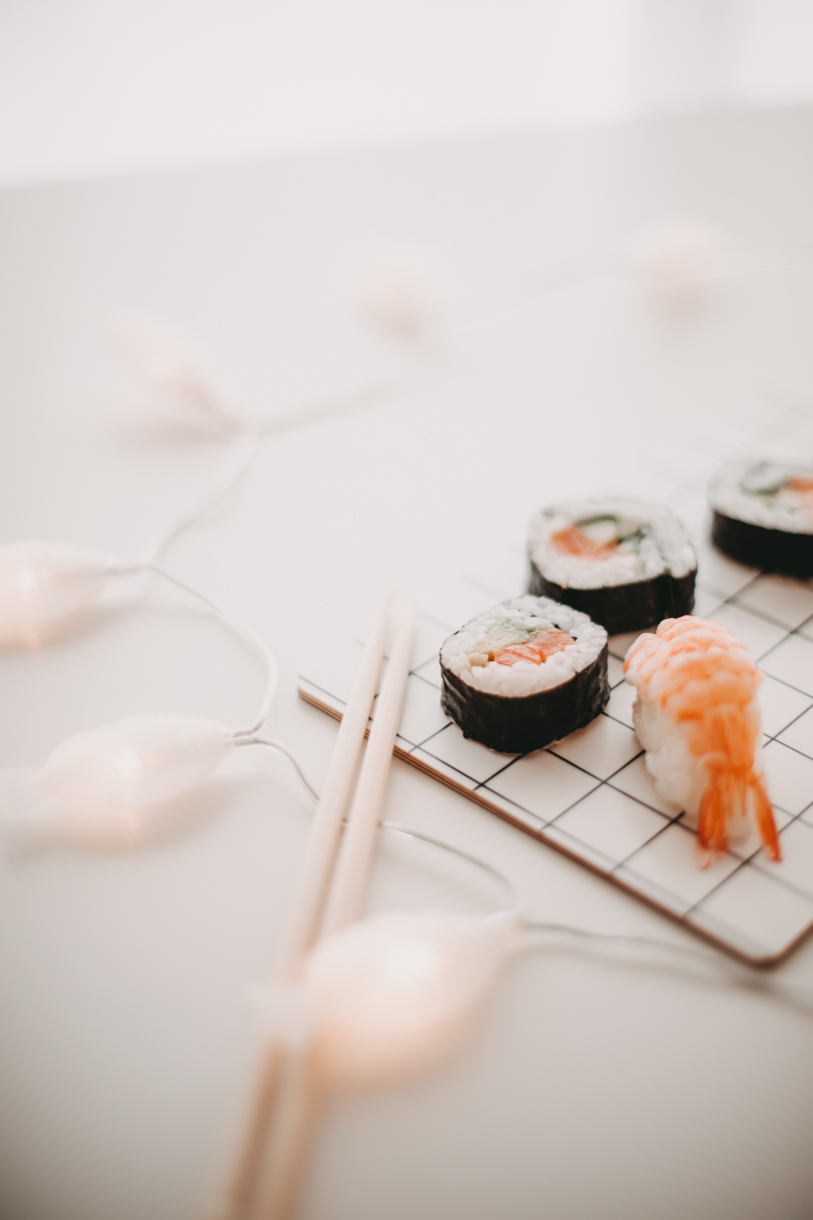 Eine DIY Bastel-Idee für Sushi-Liebhaber: Aus kleinen Soja-Saucen Fischen wird eine hübsche Lichterkette als kleines Upcyclingprojekt. titatoni.de