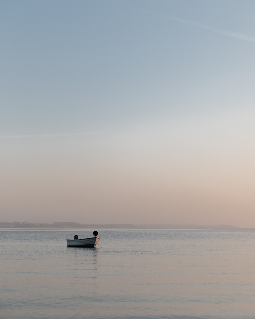Einsames Ruderboot auf der Ostsee bei Kiel. titatoni.de