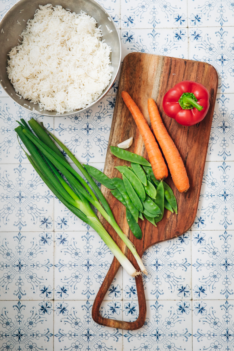 Zutaten für ein leckeres vegetarisches Rezept: Gebratener Reis. titatoni.de