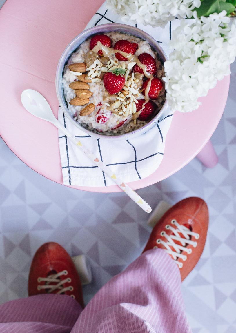 Erdbeer-Porridge: Ein leckeres veganes Rezept für ein gesundes Frühstück. titatoni.de
