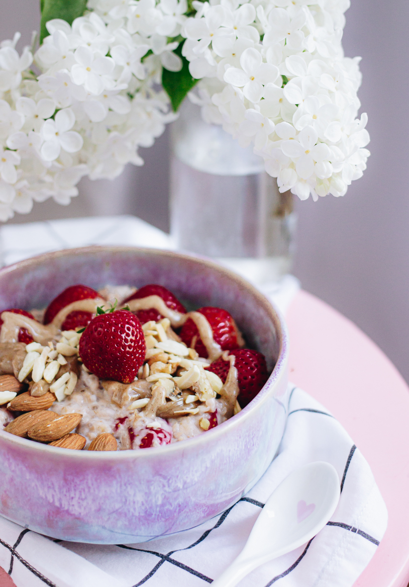Köstliches Erdbeer-Porridge: Ein veganes Rezept für ein gesundes Frühstück. titatoni.de