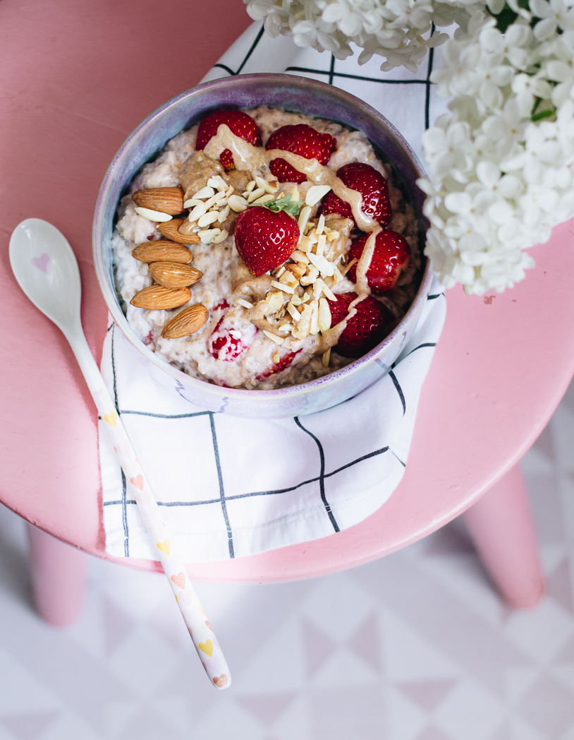 Cremiges Erdbeer-Porridge: Ein veganes Rezept für ein gesundes, köstliches Frühstück. titatoni.de