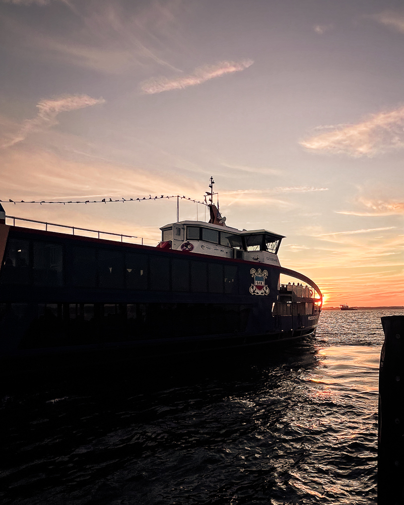 Der Fördedampfer aus Kiel legt in Laboe an. Ferien und Leben am Meer. titatoni.de