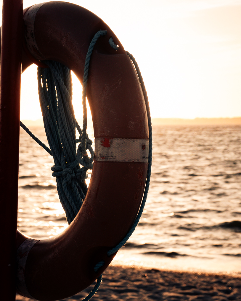 Rettungsring am Strand. Urlaub und Leben in Laboe am Meer. titatoni.de