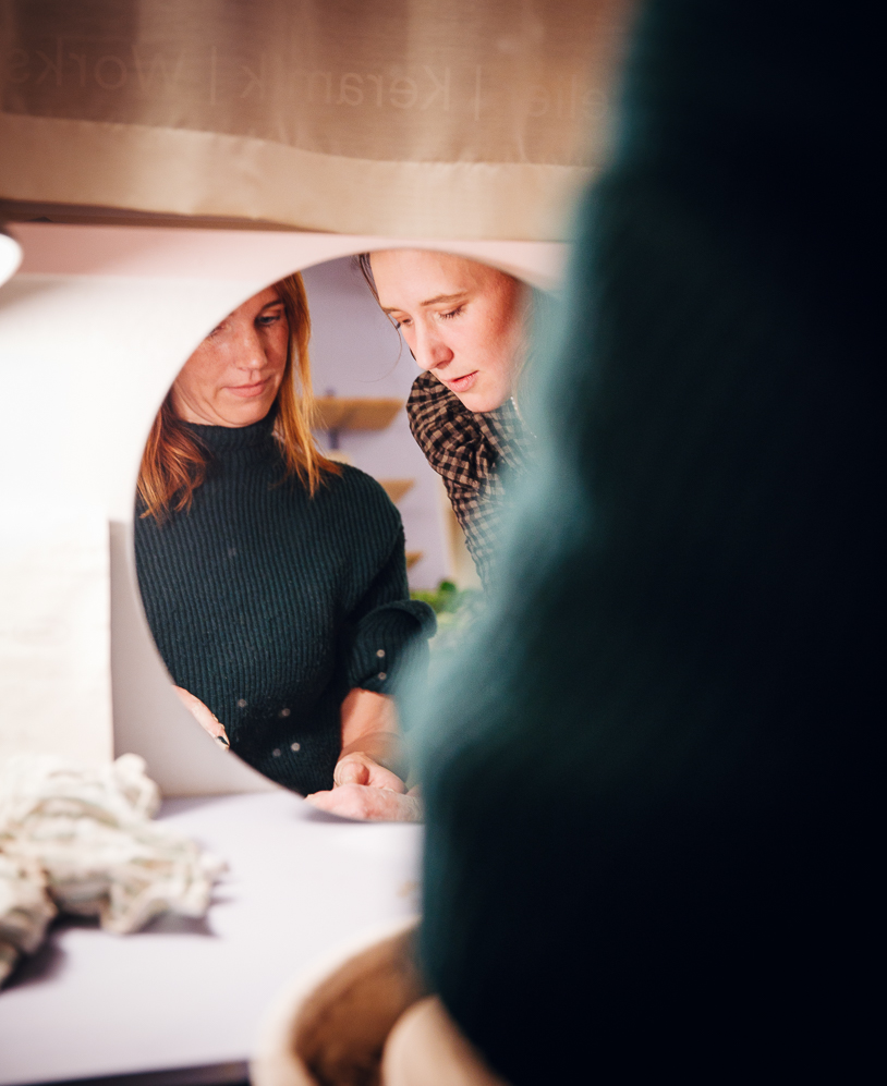 Kleine Demo an der Drehscheibe. Töpfern in Kiel - Workshop im Studio JOBA. titatoni.de