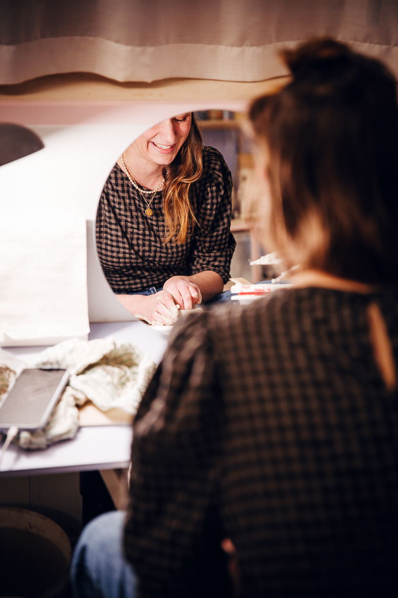 Johanna an der Drehscheibe. Töpfern in Kiel - Workshop im Studio JOBA. titatoni.de