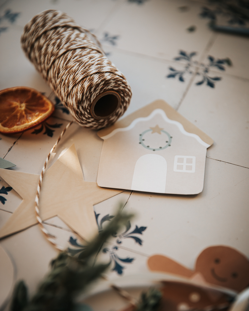 Weihnachtliche Girlande aus Papier in warmen Naturtönen – kostenlose Weihnachtsdeko als gratis Download. titatoni.de