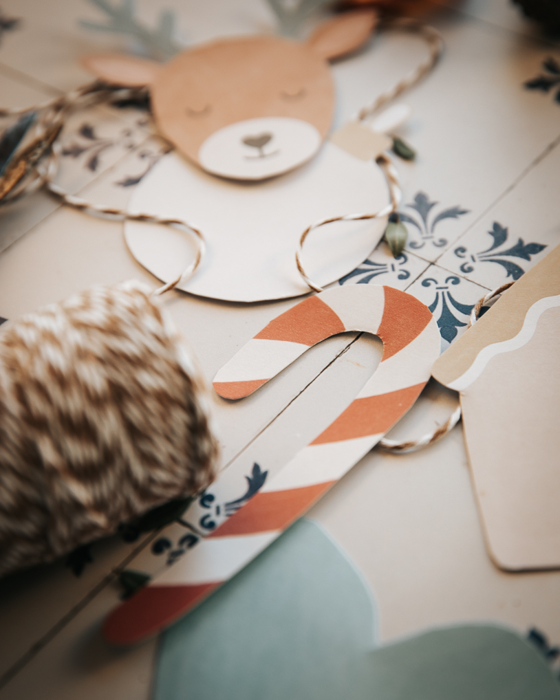 Skandinavische Weihnachts-Girlande aus ausgeschnittenem Papier – die Vorlage für diese Weihnachtsdeko gibt es als gratis Download auf titatoni.de